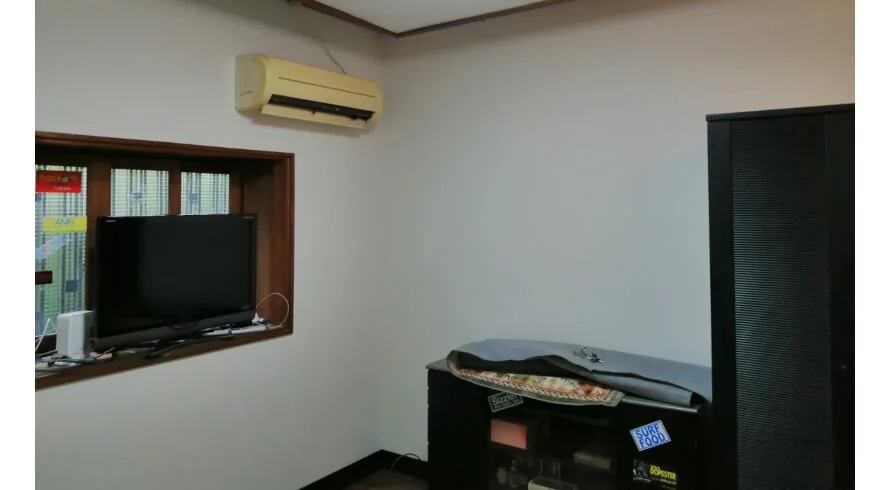 岸和田市河合町のお部屋。白いクロスに張り替えたあと