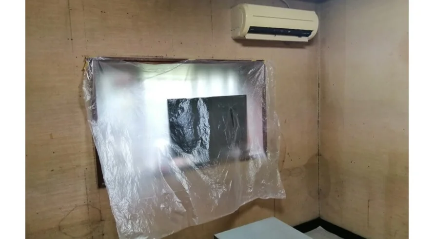 岸和田市河合町のお部屋。張り替える前の壁と、養生した窓